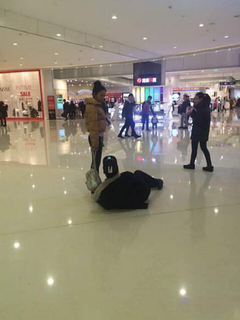 [视频]小情侣商场吵架 女友大喊“滚”男友躺地打滚