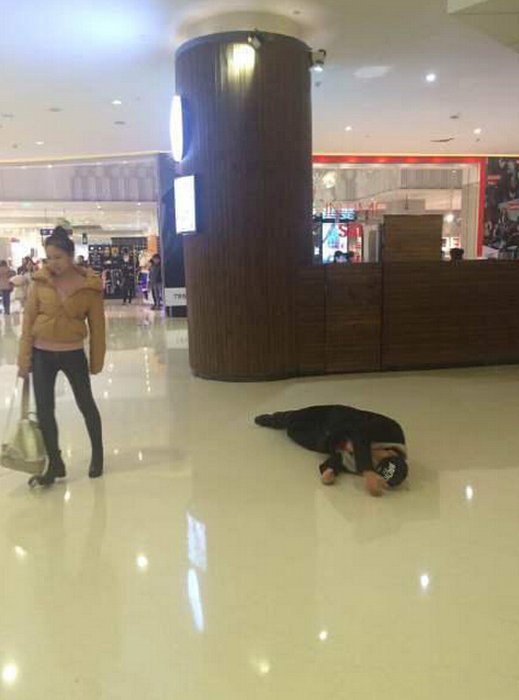 [视频]小情侣商场吵架 女友大喊“滚”男友躺地打滚