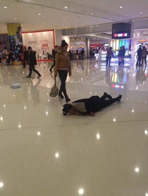 [视频]小情侣商场吵架 女友大喊“滚”男友躺地打滚