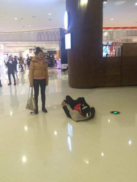 [视频]小情侣商场吵架 女友大喊“滚”男友躺地打滚