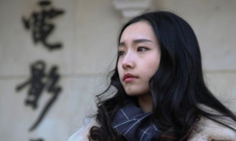 [视频]南京艺考学生淡妆报名 清纯靓丽吸引眼球