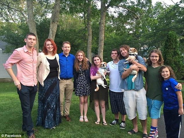 [视频]美国男子4年捐精400次 28年后22个孩子来认爹