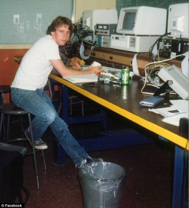 [视频]美国男子4年捐精400次 28年后22个孩子来认爹