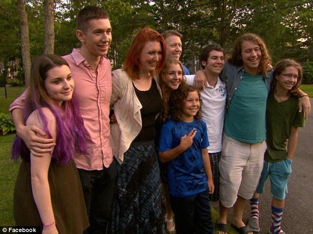 [视频]美国男子4年捐精400次 28年后22个孩子来认爹