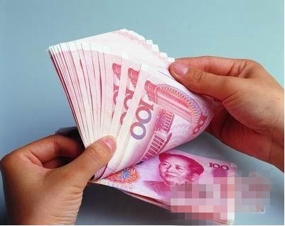 [视频]3万元现金被大风吹飞 市民帮其全部捡回