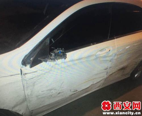 [视频]男子疯狂驾驶撞17车 遭车主全城堵截