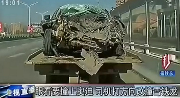 [视频]司机撞奥迪瞬间打方向改撞雪铁龙：太贵撞不起 