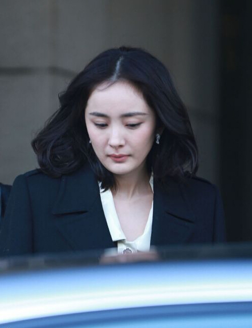 [视频]杨幂西装披肩头发风中凌乱 女王范儿十足