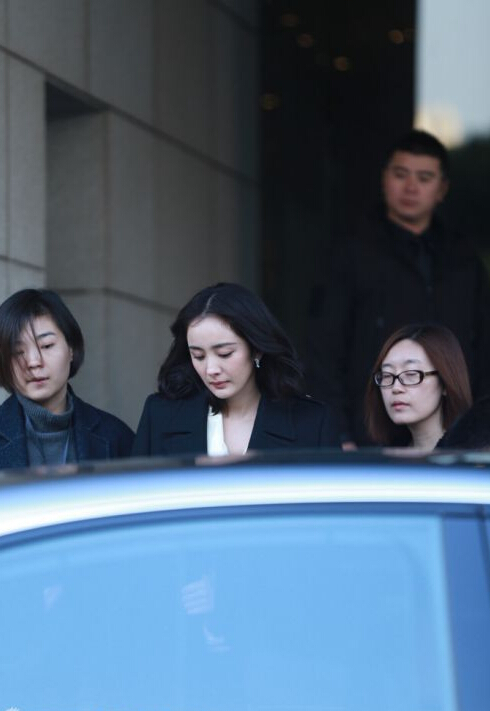 [视频]杨幂西装披肩头发风中凌乱 女王范儿十足