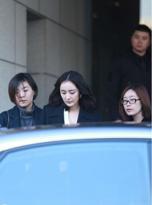 [视频]杨幂西装披肩头发风中凌乱 女王范儿十足