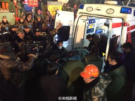 [视频]山东平邑4名矿工被困36天 全部成功升井