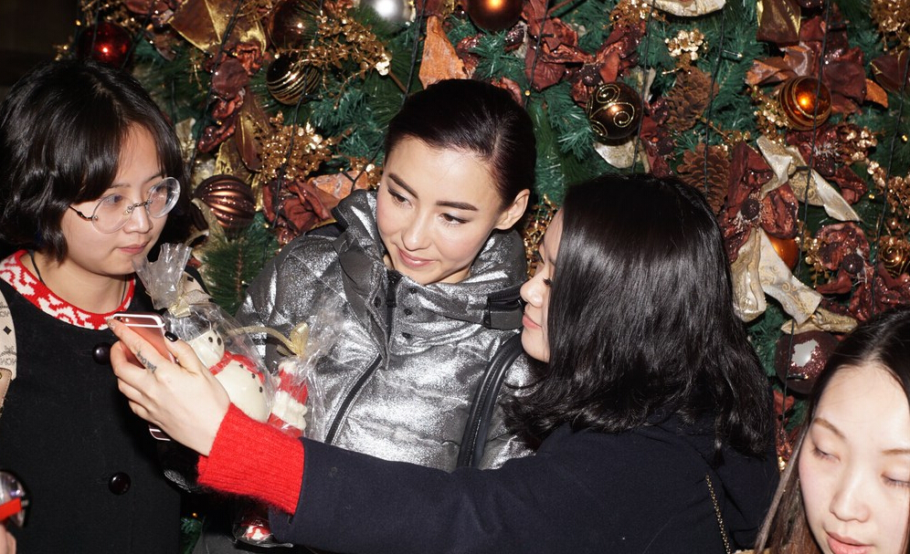 [视频]张柏芝现身遭围堵 与粉丝合影自拍显亲和