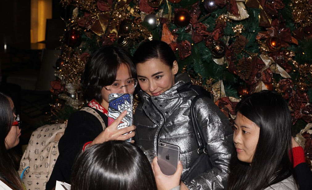 [视频]张柏芝现身遭围堵 与粉丝合影自拍显亲和