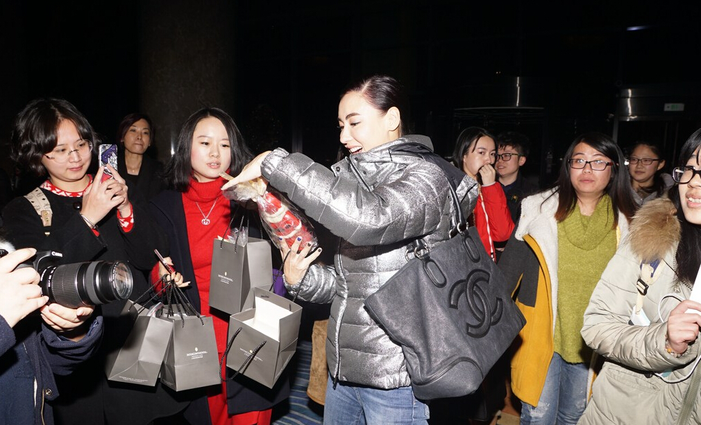 [视频]张柏芝现身遭围堵 与粉丝合影自拍显亲和