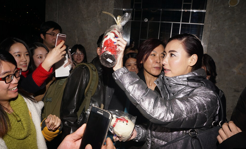 [视频]张柏芝现身遭围堵 与粉丝合影自拍显亲和