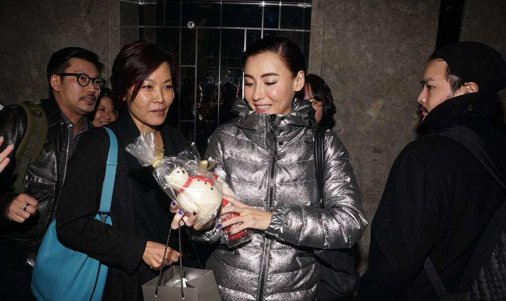 [视频]张柏芝现身遭围堵 与粉丝合影自拍显亲和