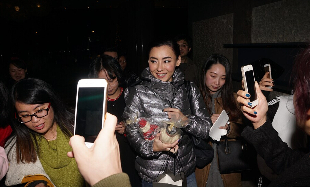 [视频]张柏芝现身遭围堵 与粉丝合影自拍显亲和