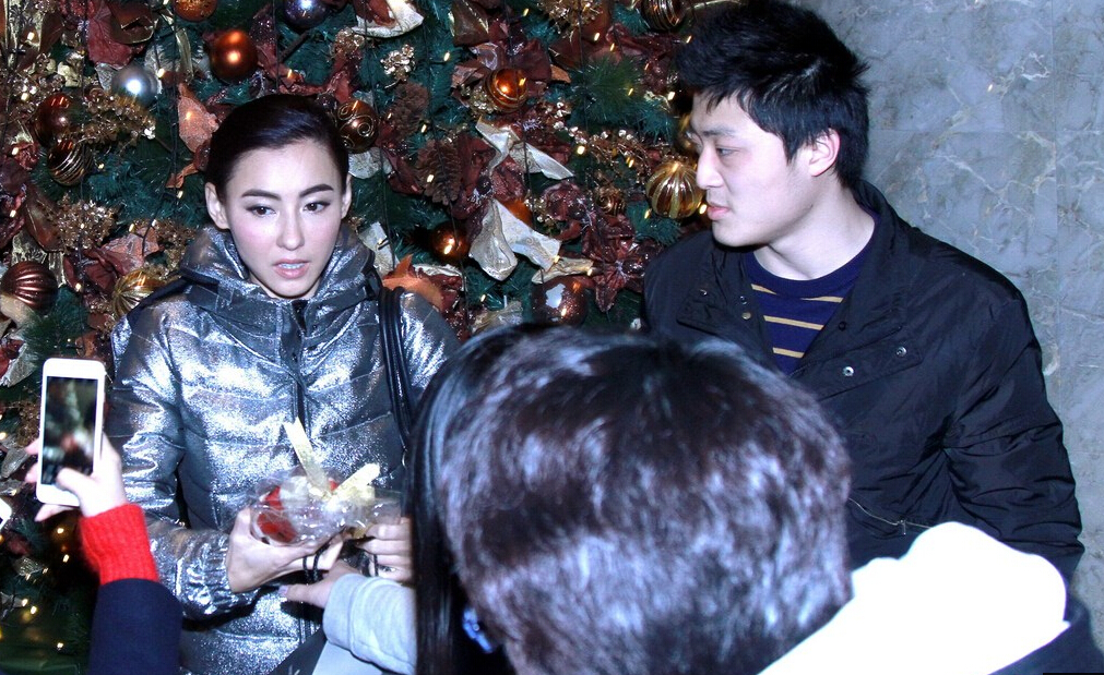 [视频]张柏芝现身遭围堵 与粉丝合影自拍显亲和