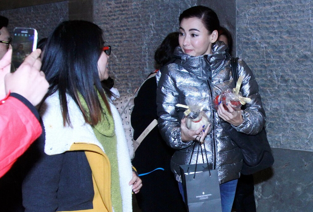 [视频]张柏芝现身遭围堵 与粉丝合影自拍显亲和