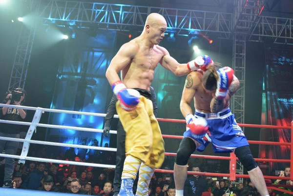 [视频]一龙暴打日本鬼拳拳手 飞腿频掀翻对手