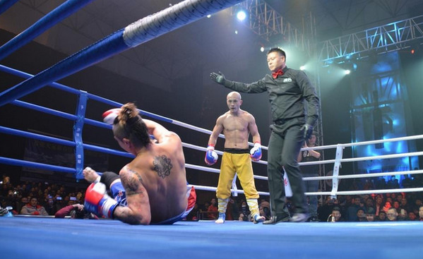 [视频]一龙暴打日本鬼拳拳手 飞腿频掀翻对手