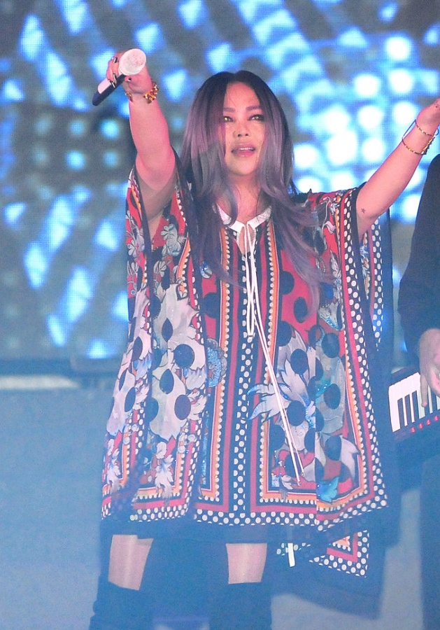 [视频]机智！张惠妹穿阴影丝袜 轻松瘦成竹竿腿