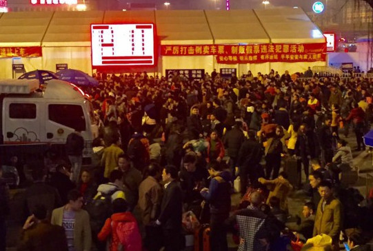 [视频]广州火车站大面积晚点5万人滞留 站外水泄不通
