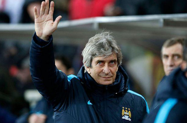 [视频]感人！曼城众球星挽留佩帅 现场万余球迷致敬