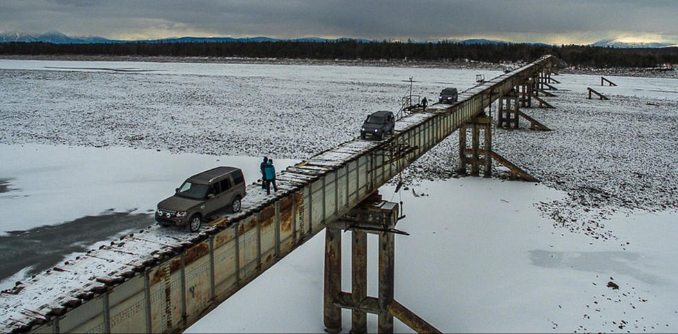 [视频]俄罗斯最危险独木桥 锈铁朽木仅宽1.8米