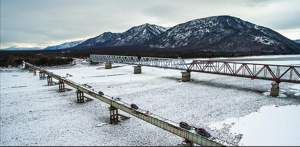 [视频]俄罗斯最危险独木桥 锈铁朽木仅宽1.8米