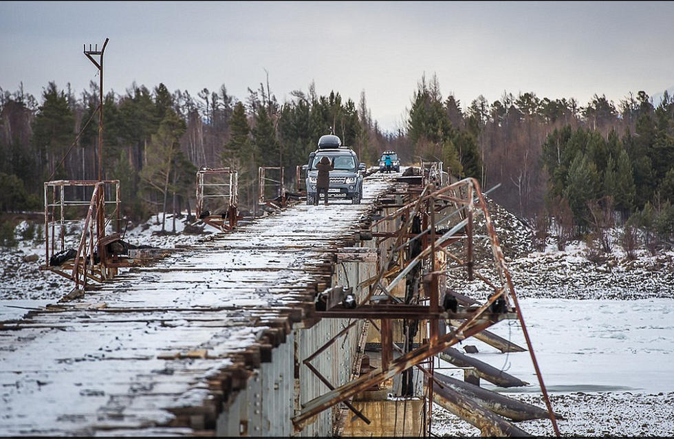 [视频]俄罗斯最危险独木桥 锈铁朽木仅宽1.8米