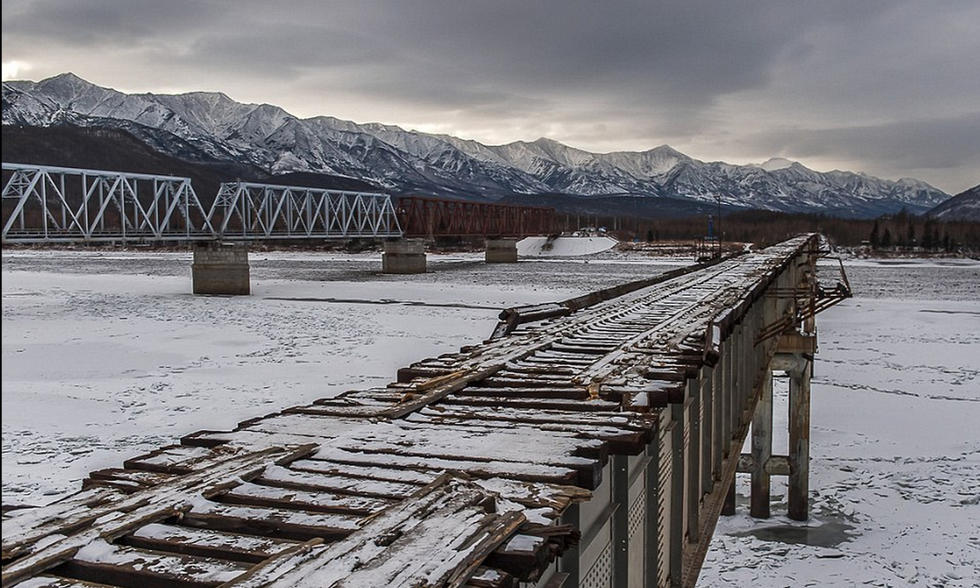 [视频]俄罗斯最危险独木桥 锈铁朽木仅宽1.8米