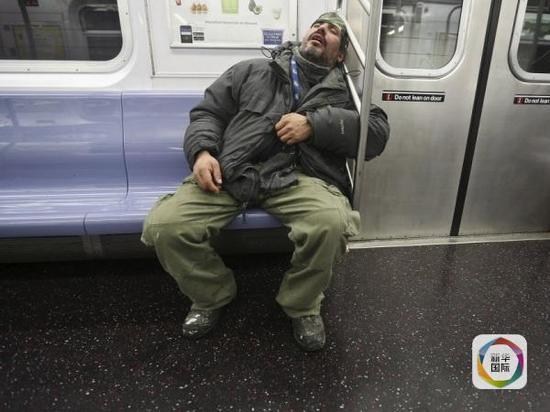[视频]纽约将禁止乘客在地铁上打盹 引来市民纷纷吐槽