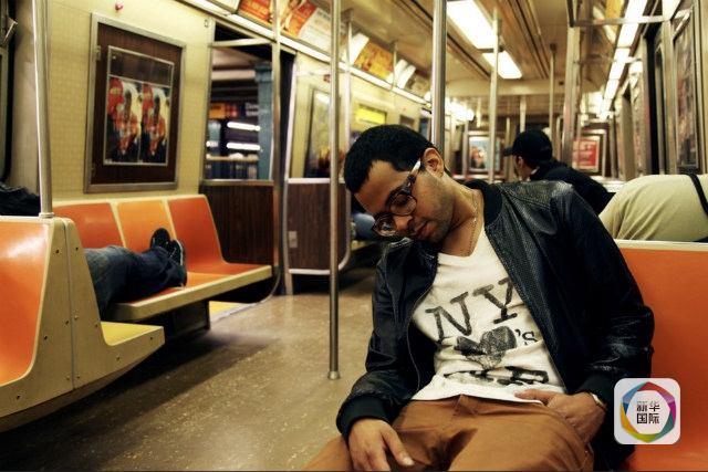 [视频]纽约将禁止乘客在地铁上打盹 引来市民纷纷吐槽