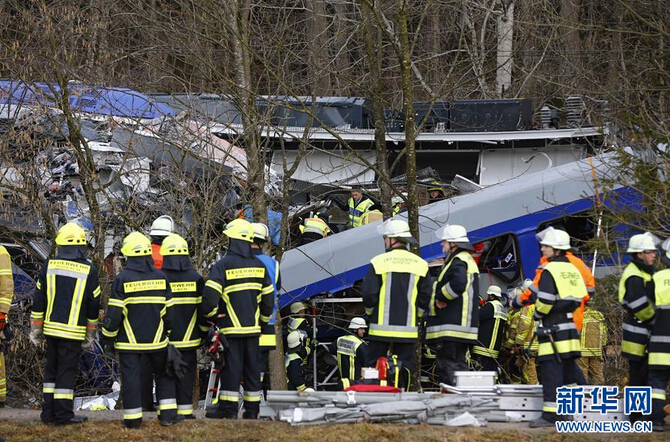 [视频]德国南部发生火车相撞 已致9人死亡
