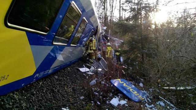 [视频]德国南部发生火车相撞 已致9人死亡