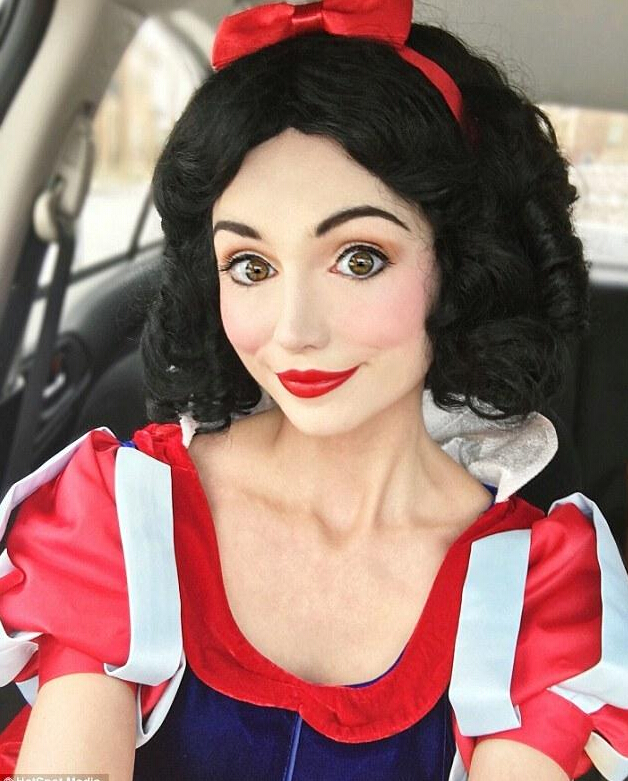 [视频]外国妹子天生一张童话公主脸 COS照美极了