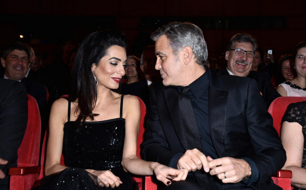 [视频]柏林电影节开幕 乔治·克鲁尼搂娇妻秀恩爱