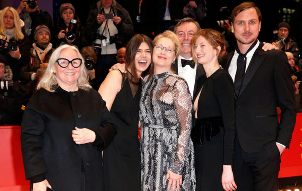 [视频]柏林电影节开幕 乔治·克鲁尼搂娇妻秀恩爱