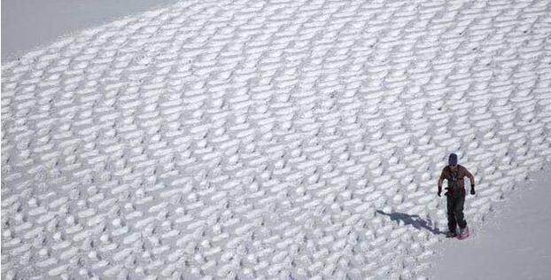 [视频]英国大叔雪地上用脚作画 踩出唯美巨作