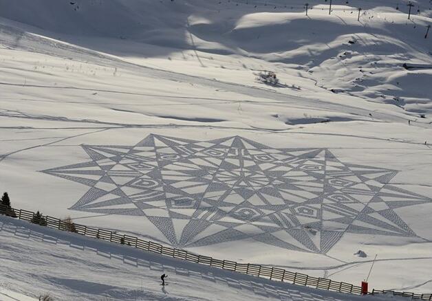 [视频]英国大叔雪地上用脚作画 踩出唯美巨作
