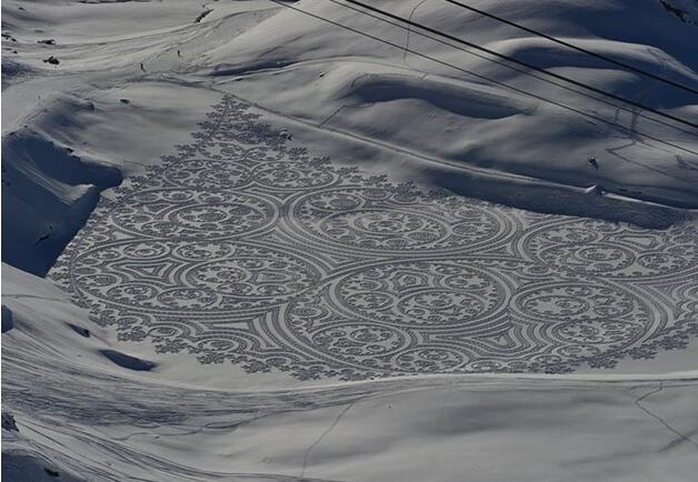 [视频]英国大叔雪地上用脚作画 踩出唯美巨作