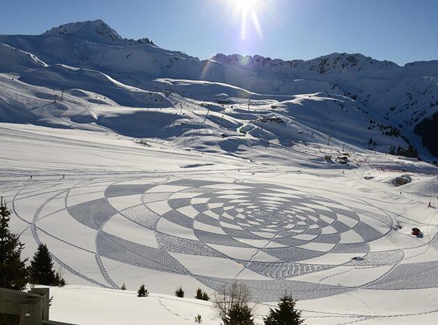 [视频]英国大叔雪地上用脚作画 踩出唯美巨作