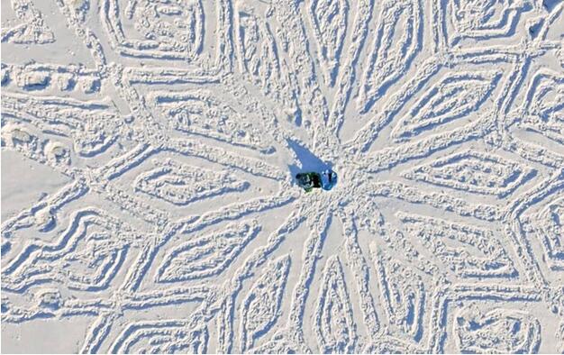 [视频]英国大叔雪地上用脚作画 踩出唯美巨作