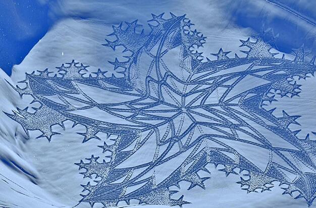 [视频]英国大叔雪地上用脚作画 踩出唯美巨作
