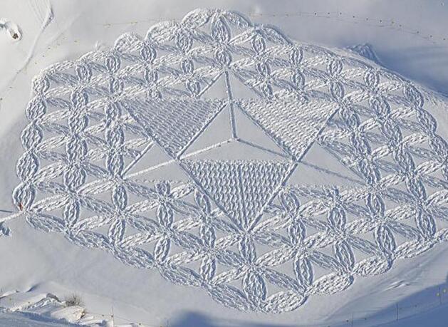[视频]英国大叔雪地上用脚作画 踩出唯美巨作