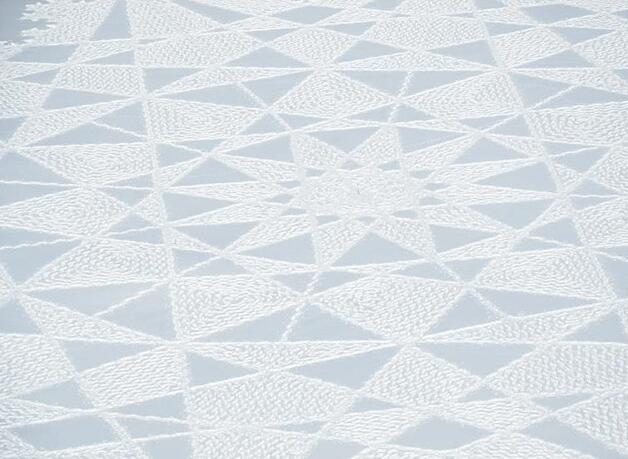 [视频]英国大叔雪地上用脚作画 踩出唯美巨作