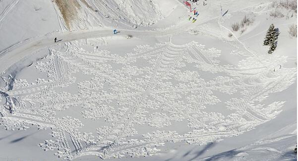 [视频]英国大叔雪地上用脚作画 踩出唯美巨作