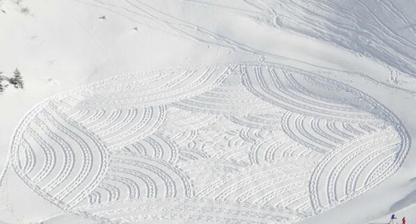 [视频]英国大叔雪地上用脚作画 踩出唯美巨作