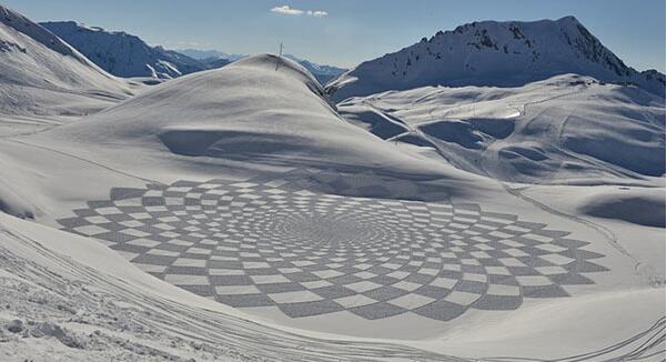 [视频]英国大叔雪地上用脚作画 踩出唯美巨作